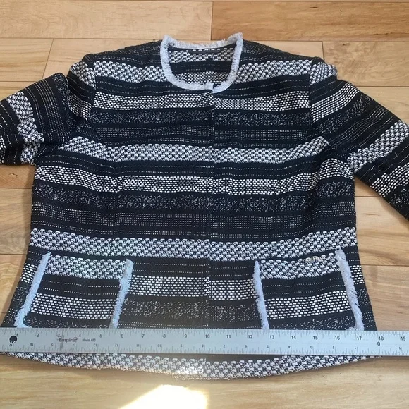 AirField Striped Black and White Blazer - Picture 5 of 17